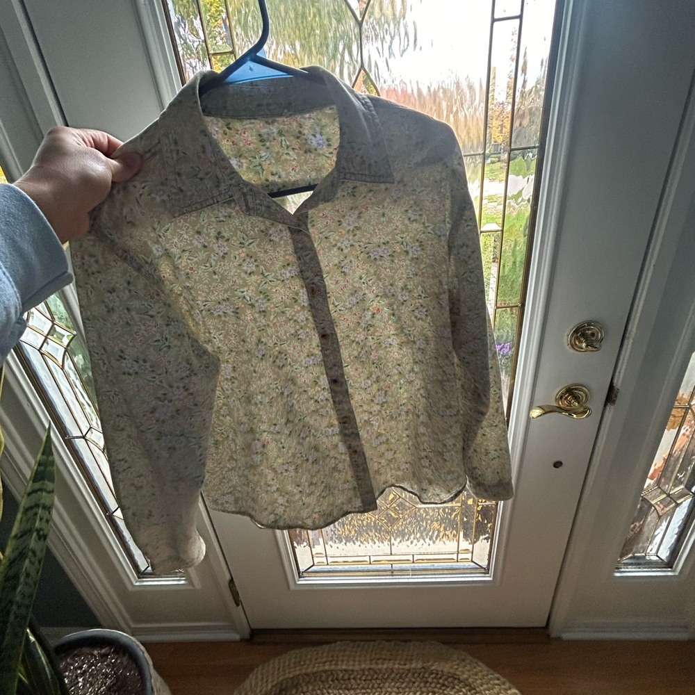 Blouse floral print not sure of brand tag is off does like a medium.